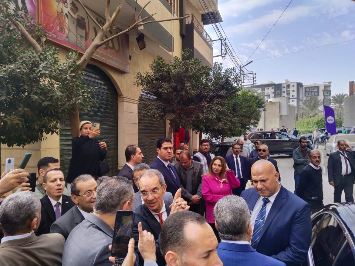 وزير الاتصالات المصري