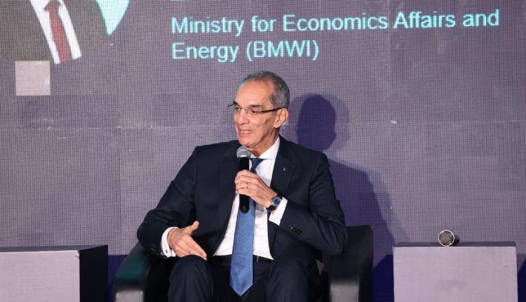 وزير الاتصالات المصري